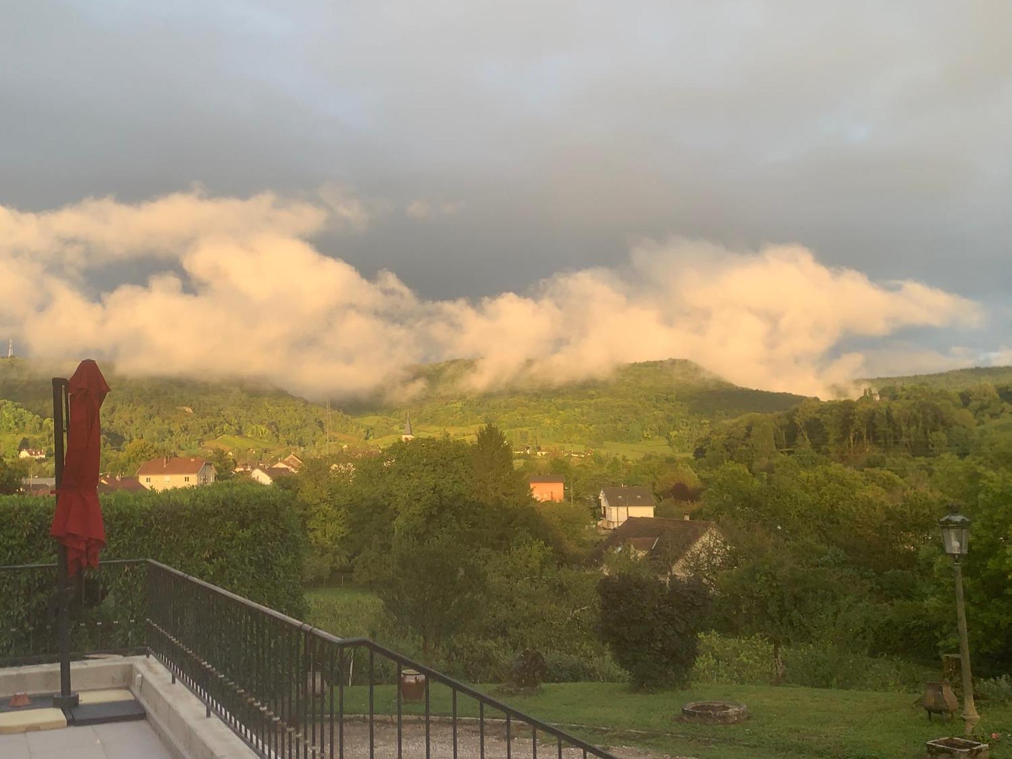 Longue Vue En Arbois Bed & Breakfast Exterior photo